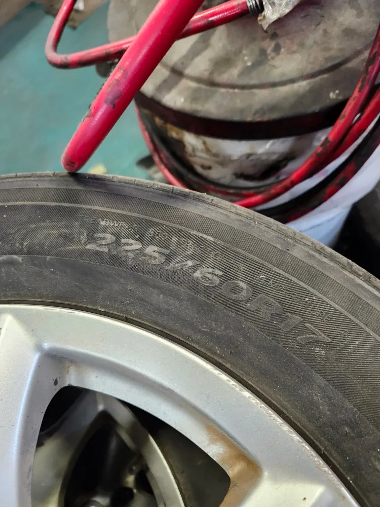 Set of 4 225/60R17 Tires on Nissan Rims image indicator(4)