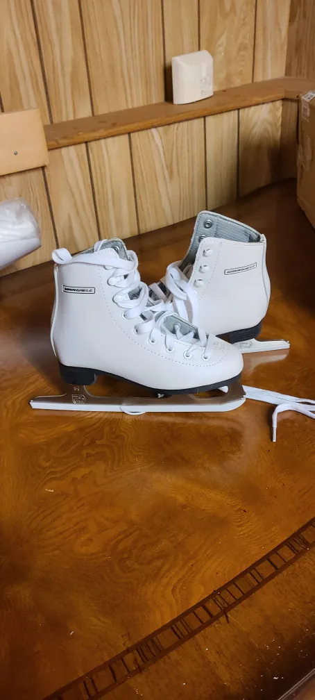 Riedell White Figure Skates - Size 5 image indicator(2)