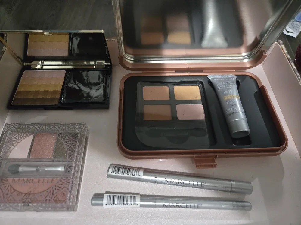 Marcelle Makeup Bundle image indicator(2)