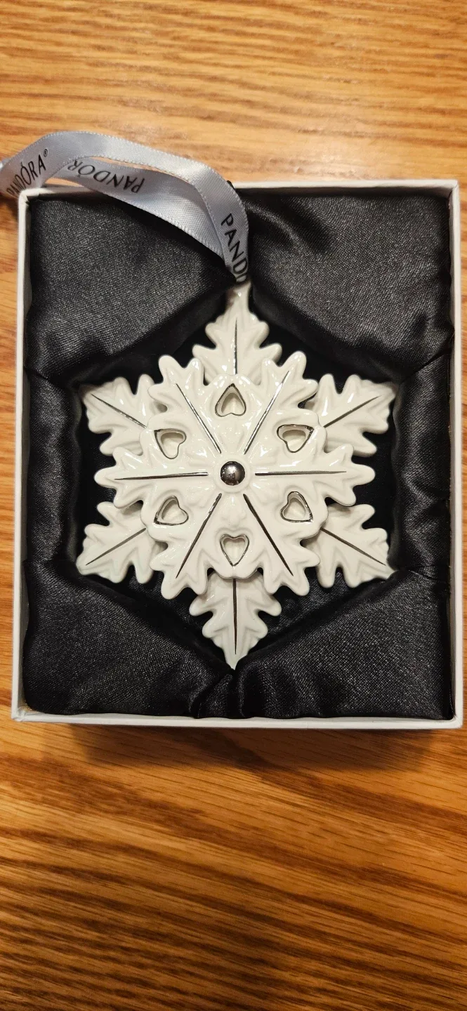 ❄️Pandora 2015 Limited Edition Snowflake Ornament Brand New 🎁🥕 image indicator(3)