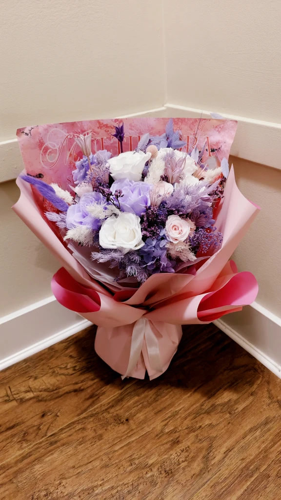 Beautiful preserved roses bouquet - photo 2