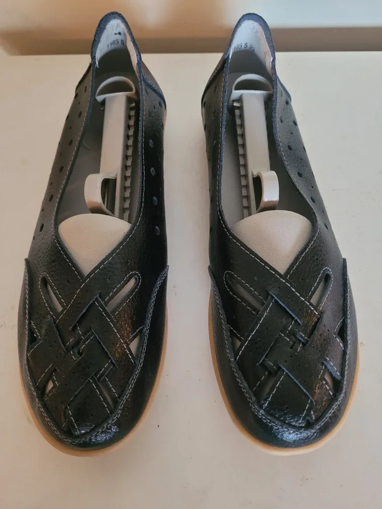 Softwaves Black Leather Flats - Size 10.5 thumbnail
