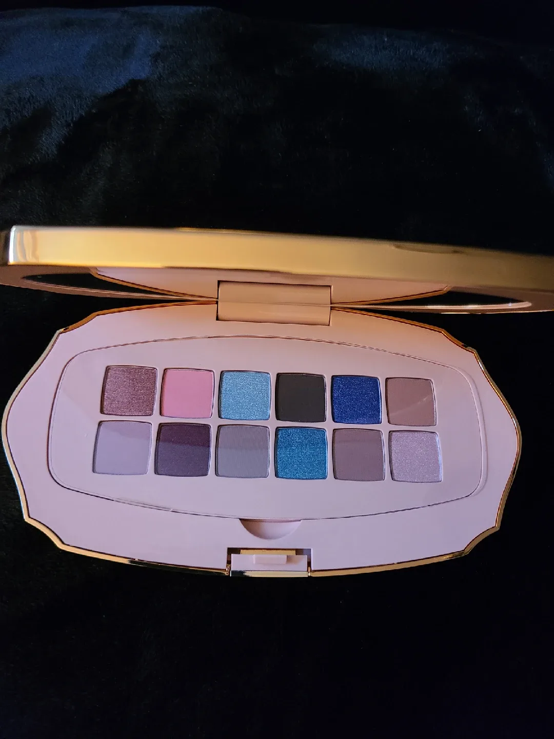 Gucci Gorgeous Flora Eyeshadow Palette image indicator(3)
