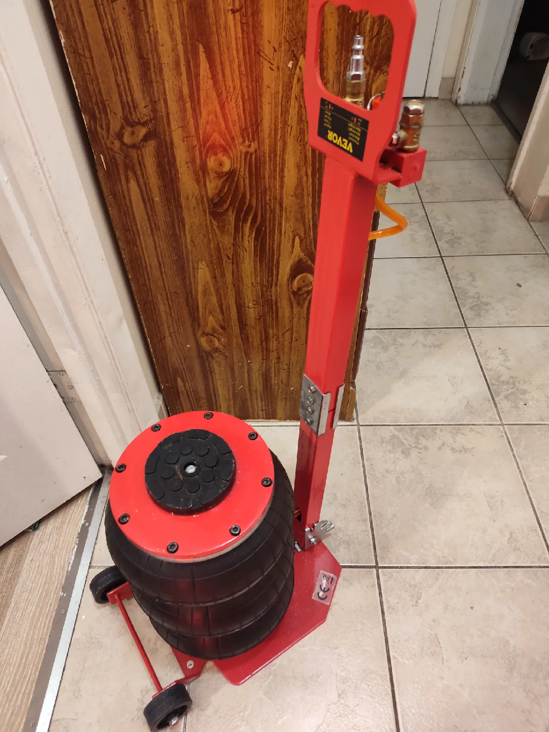 VEVOR 3 Ton Air Jack - Red 15.75 inch lift image indicator(2)