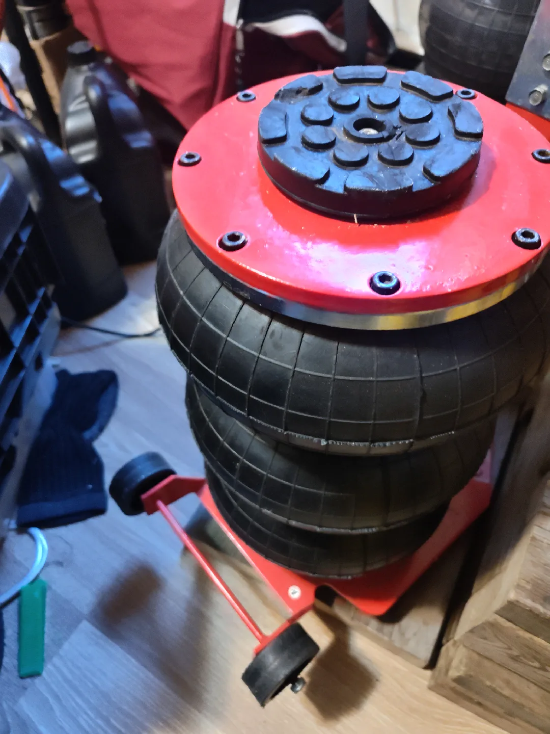 VEVOR 3 Ton Air Jack - Red 15.75 inch lift image indicator(3)