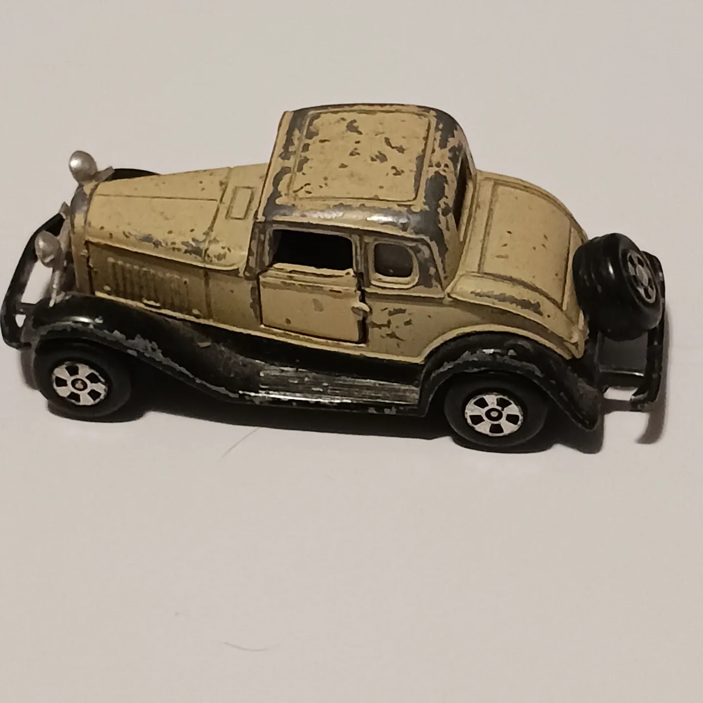 Vintage Lesney Matchbox Ford Coupe Toy Car image indicator(3)