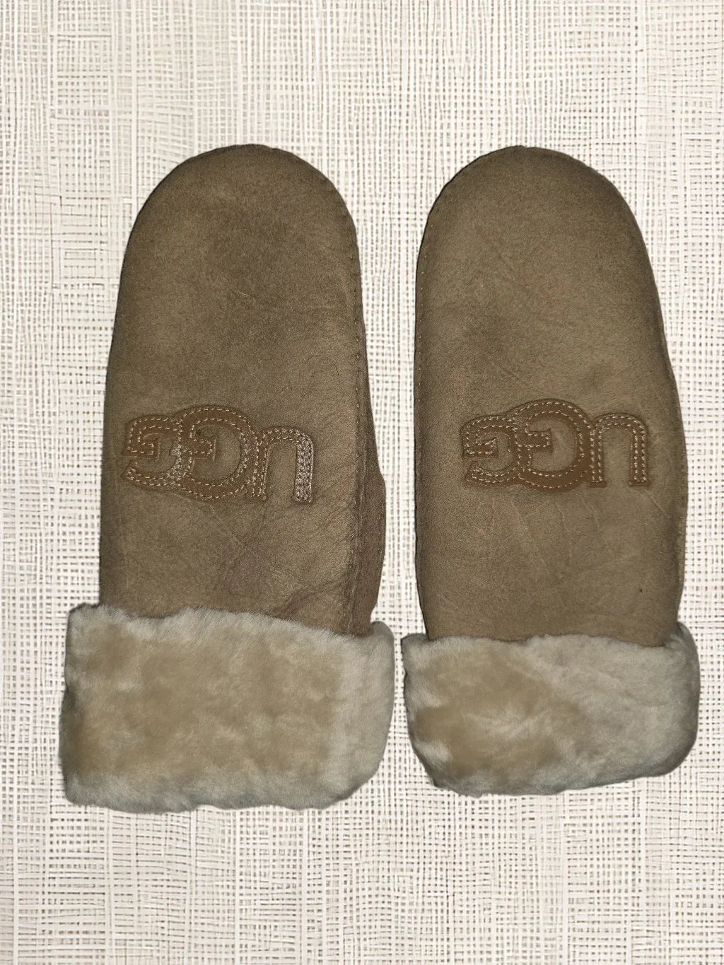 UGG Hat and Mittens Set image indicator(4)