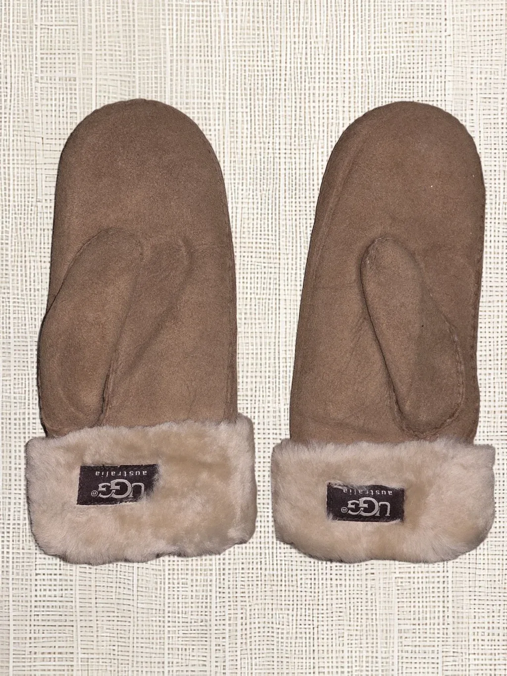 UGG Hat and Mittens Set image indicator(5)