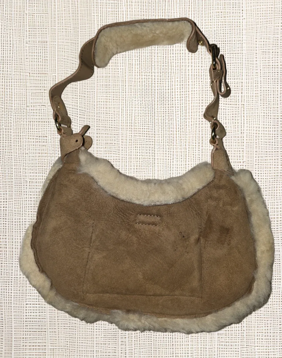 UGG Hat and Mittens Set image indicator(7)