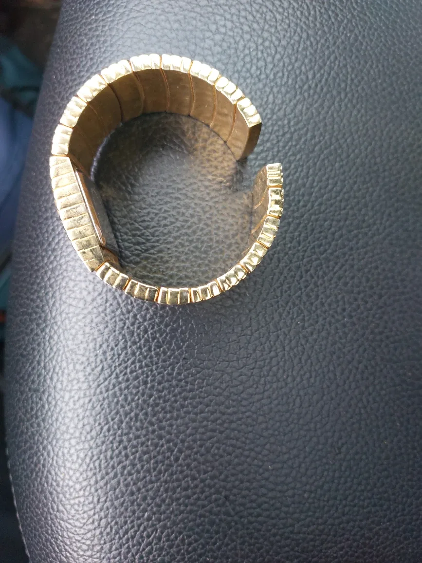 Persona Quartz Gold Tone Watch image indicator(3)