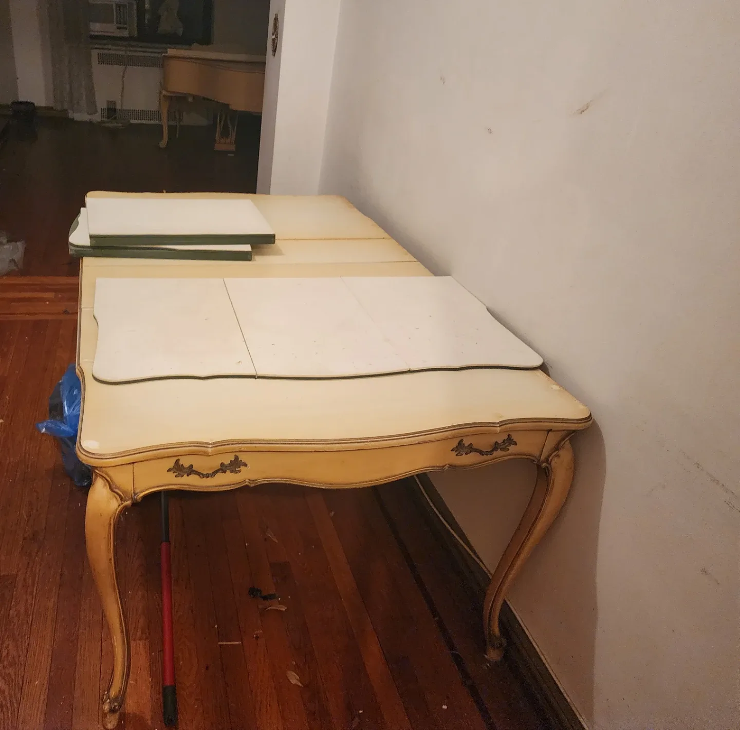 Extendable Dining Table with Ornate legs , image indicator(3)