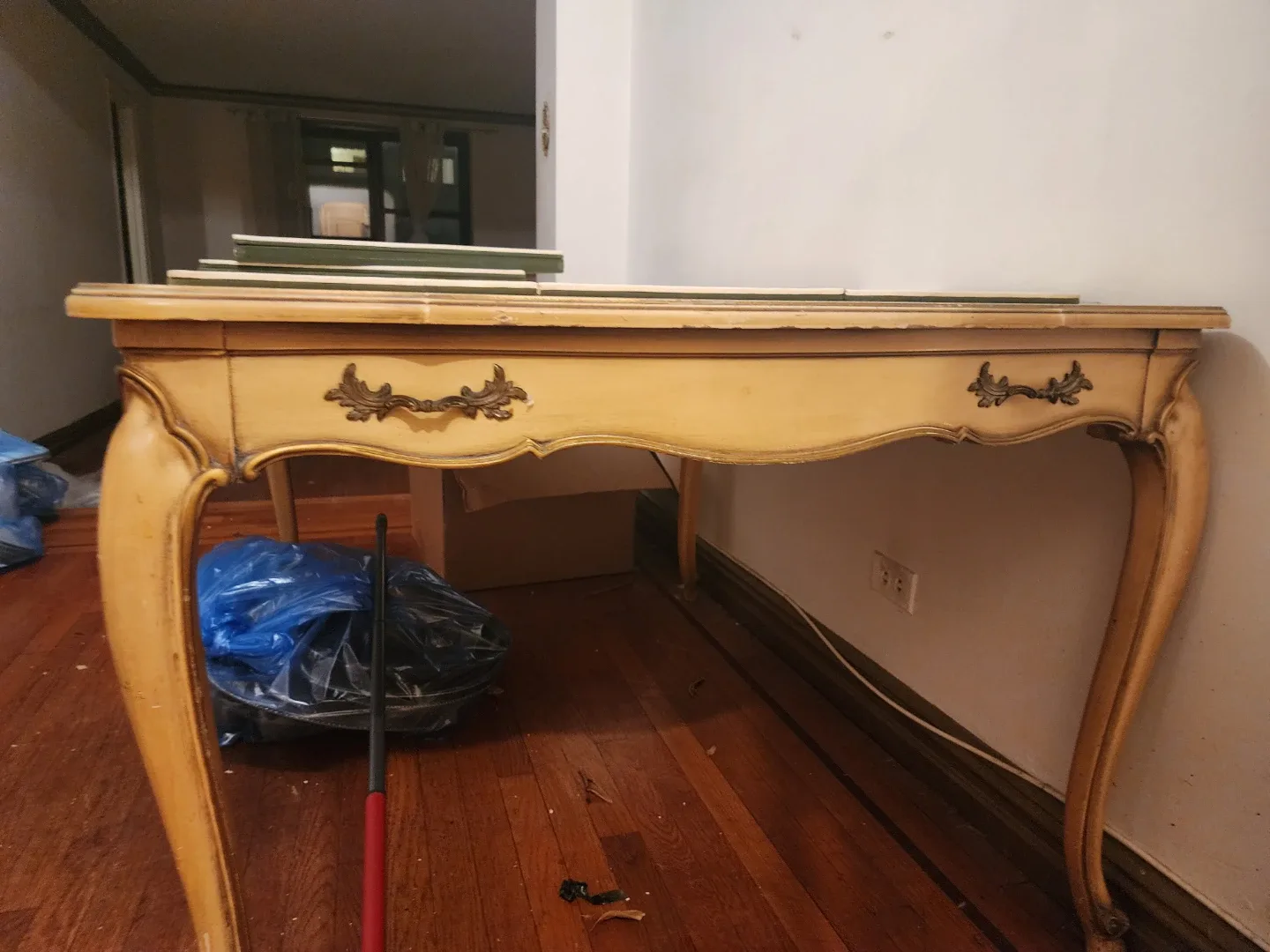 Extendable Dining Table with Ornate legs , image indicator(4)