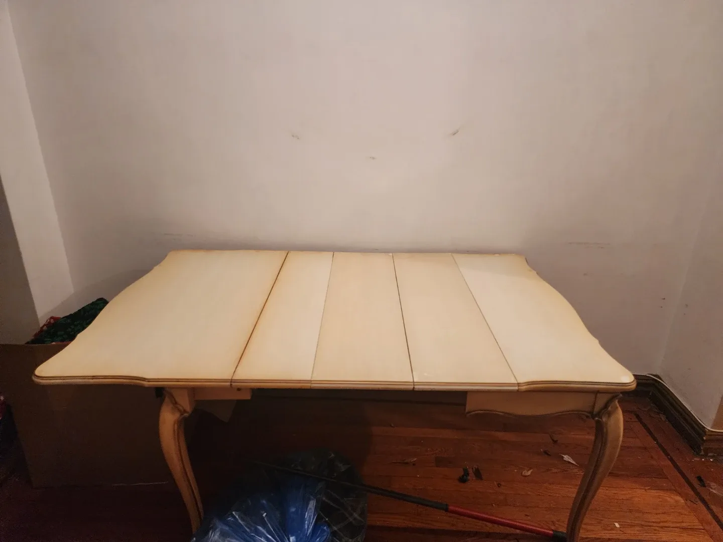 Extendable Dining Table with Ornate legs , image indicator(5)