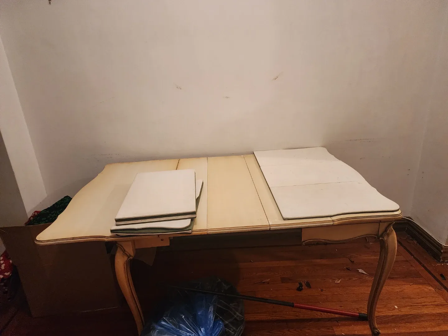 Extendable Dining Table with Ornate legs , image indicator(6)