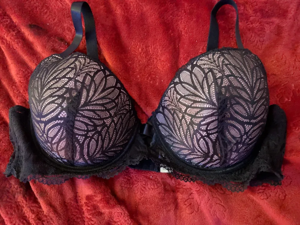 42D Black Bra