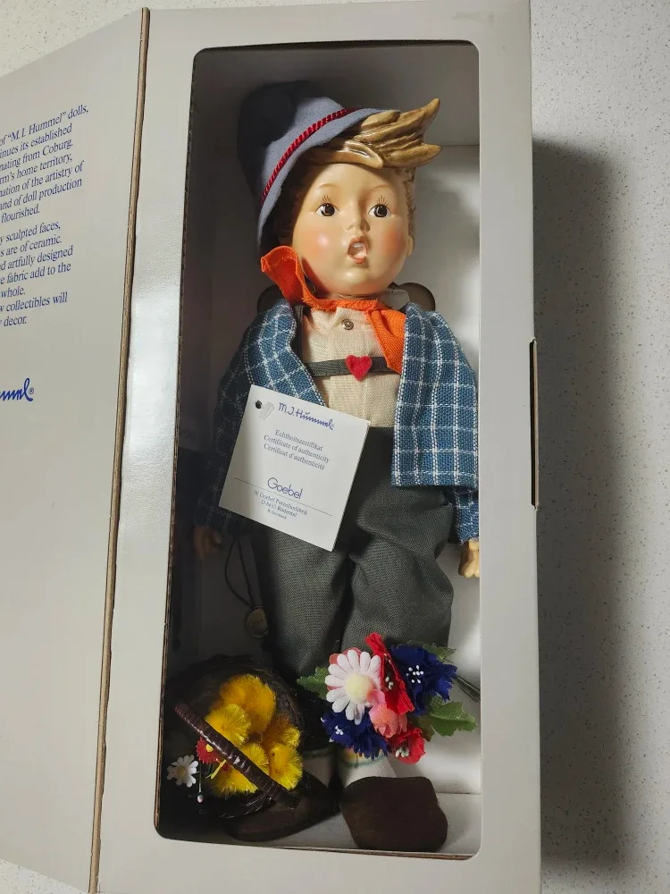 HUMMELl GOEBEL EASTER GREETINGS DOLL image indicator(3)