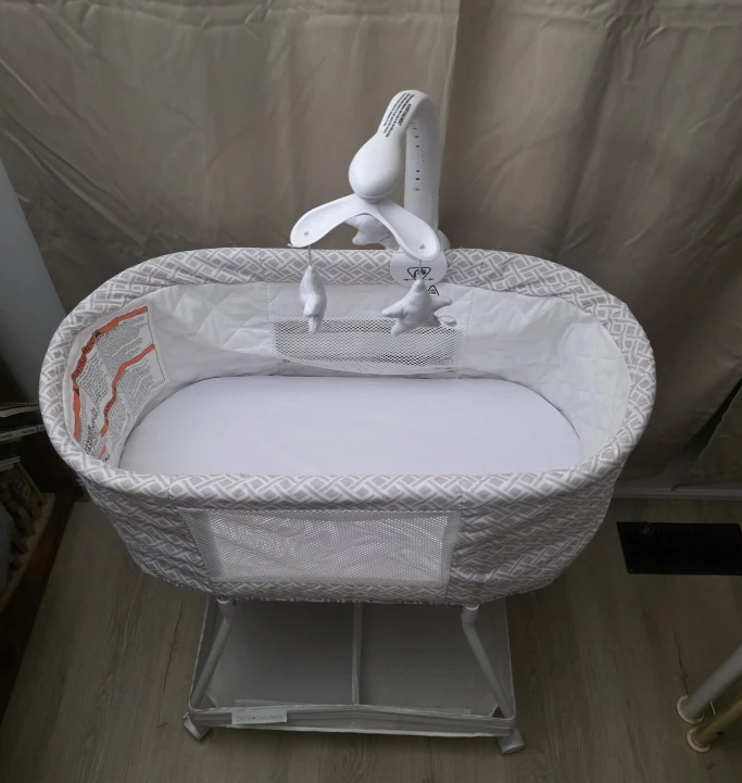 Delta Children Smooth Glide Bassinet - photo 2