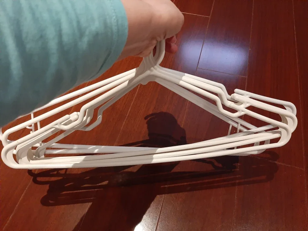 White Plastic Clothes Hangers with Slit - Set of 7 image indicator(2)