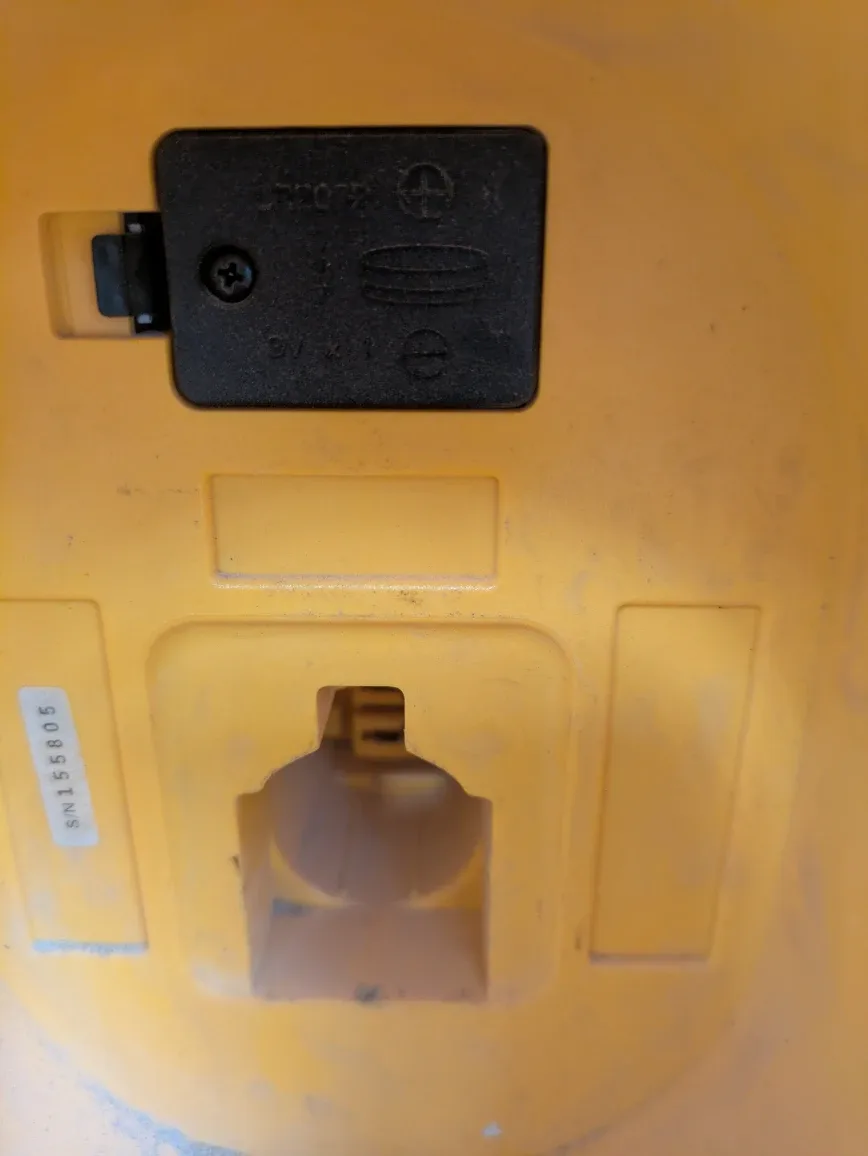 DeWalt DC012 18-Volt Yellow Heavy-Duty Worksite Radio image indicator(5)