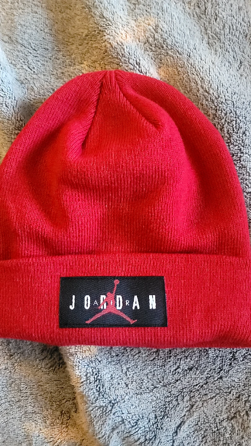 Jordan Flight T-Shirt XXL & Red Jordan Beanie