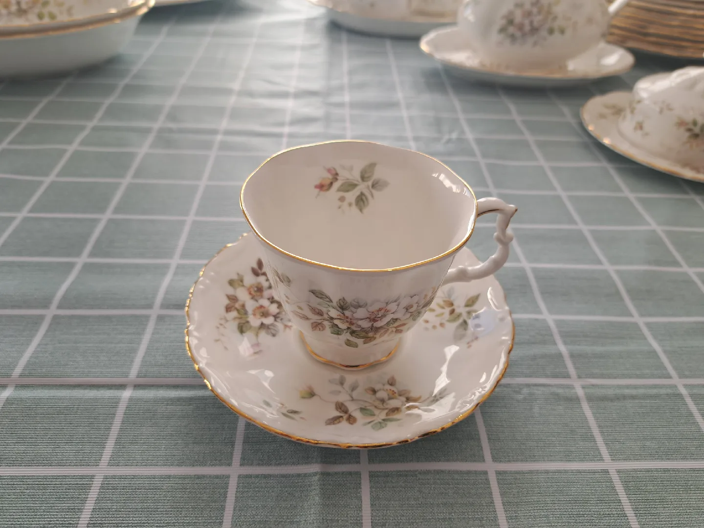 ROYAL ALBERT HAYWORTH 1987 LIMITED EDITION image indicator(6)