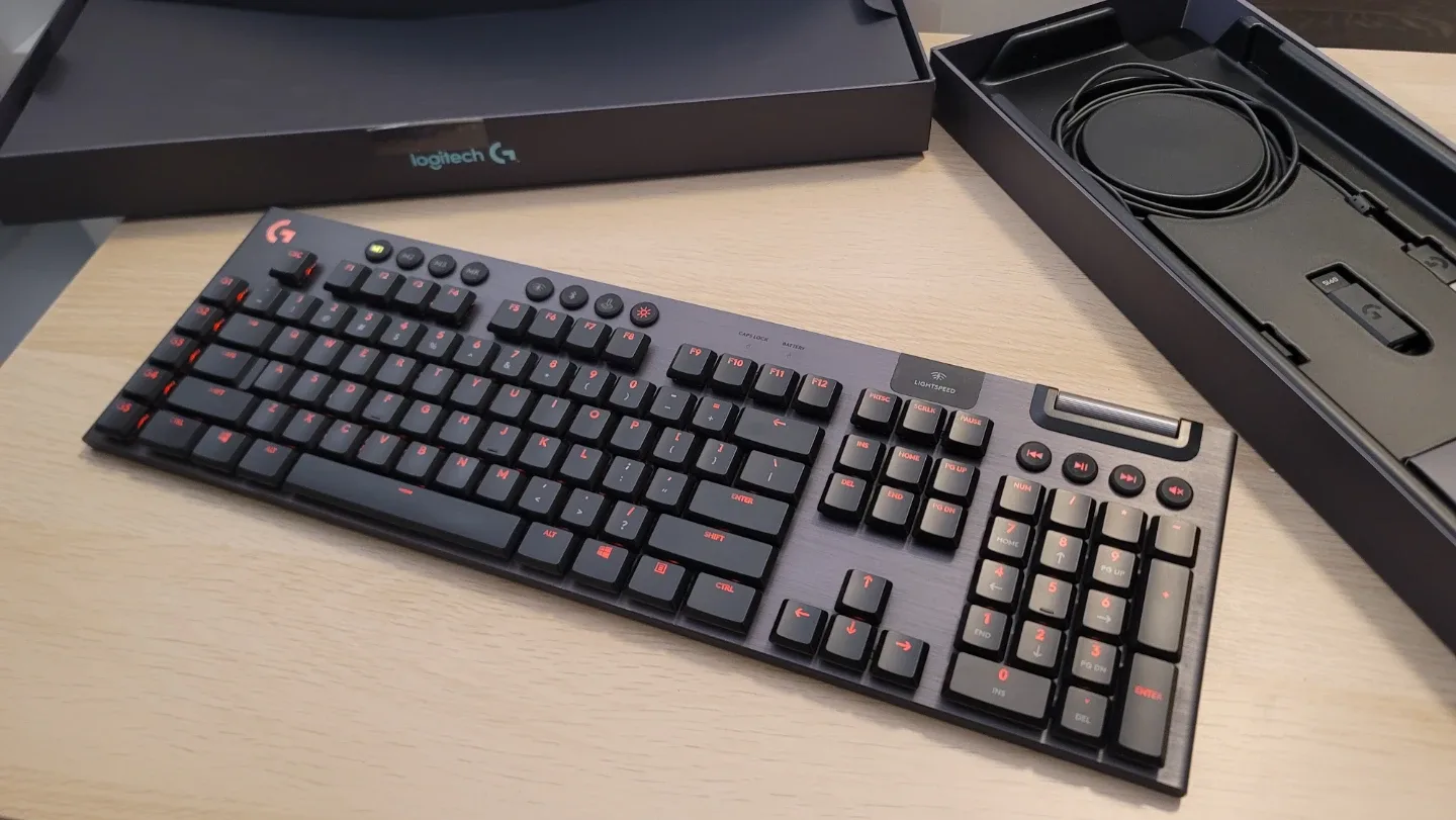 Logitech G915 Lightspeed full-size wireless gaming keyboard image indicator(2)