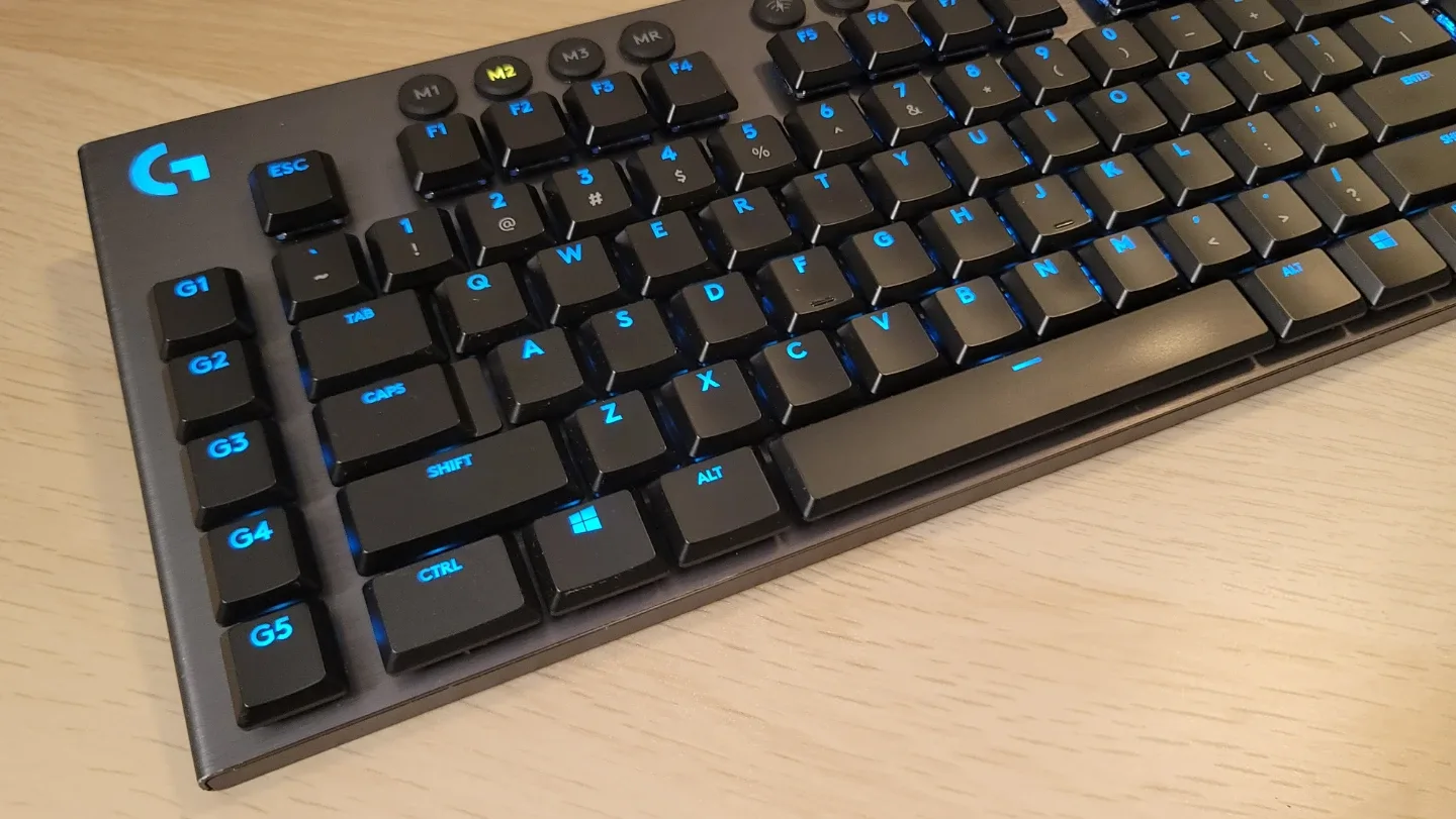 Logitech G915 Lightspeed full-size wireless gaming keyboard image indicator(3)