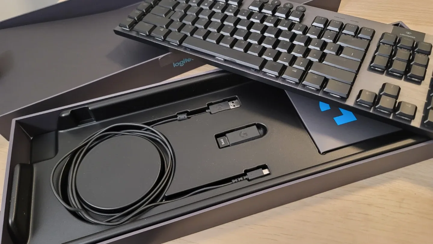 Logitech G915 Lightspeed full-size wireless gaming keyboard image indicator(4)