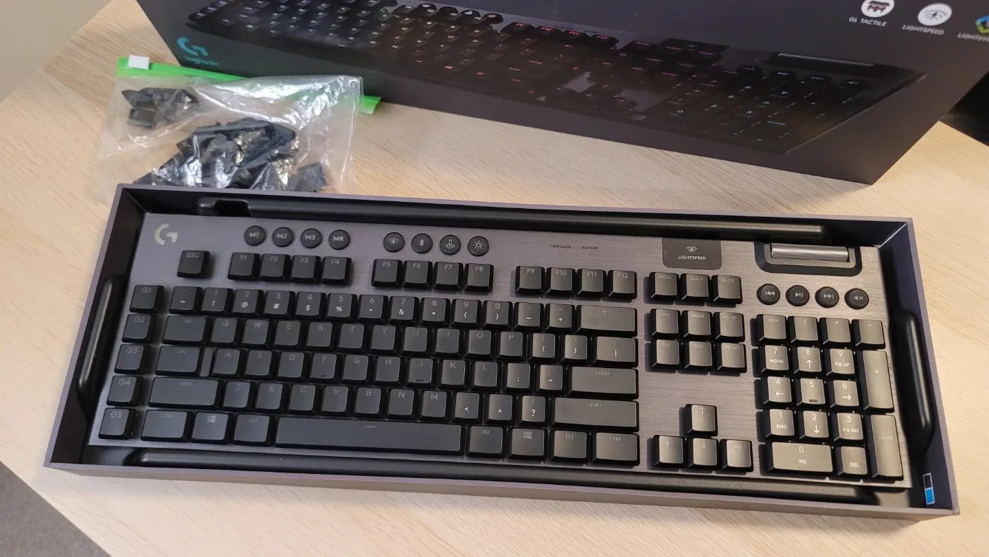 Logitech G915 Lightspeed full-size wireless gaming keyboard image indicator(5)