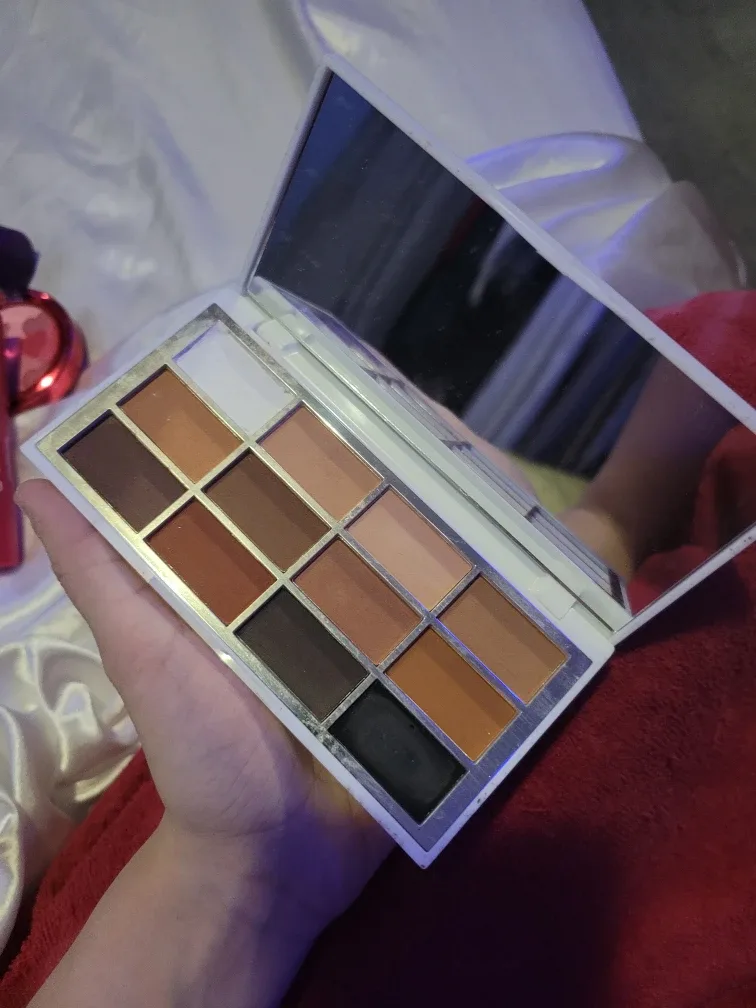 Lash Step Eyeshadow Palette image indicator(2)