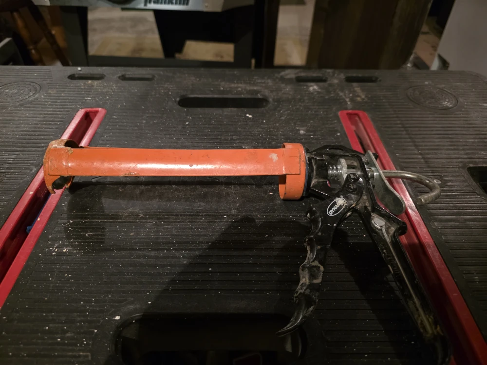 Dyna Caulking Gun