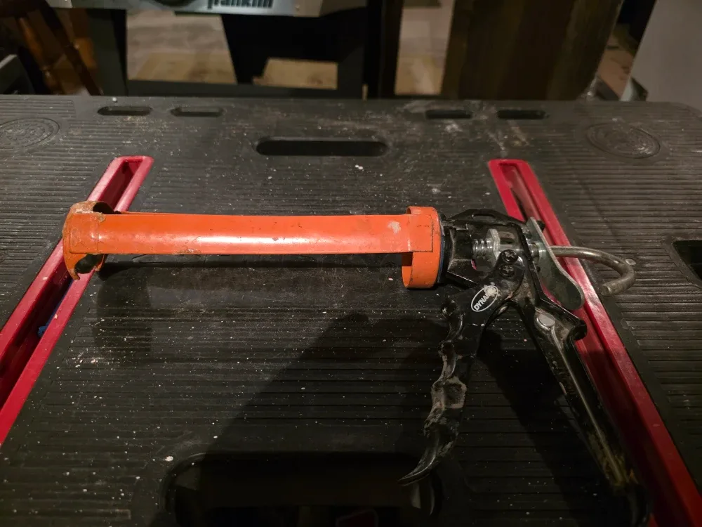 Dyna Caulking Gun