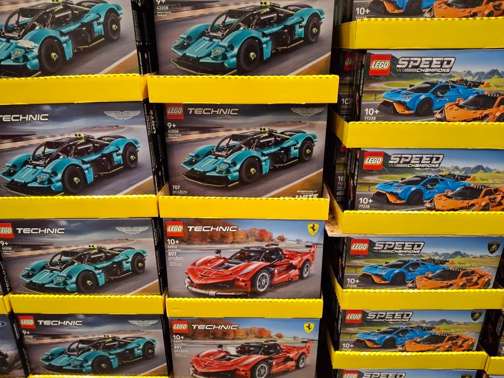 New LEGO Technic Aston Martin Valkyrie AMR Pro 42208