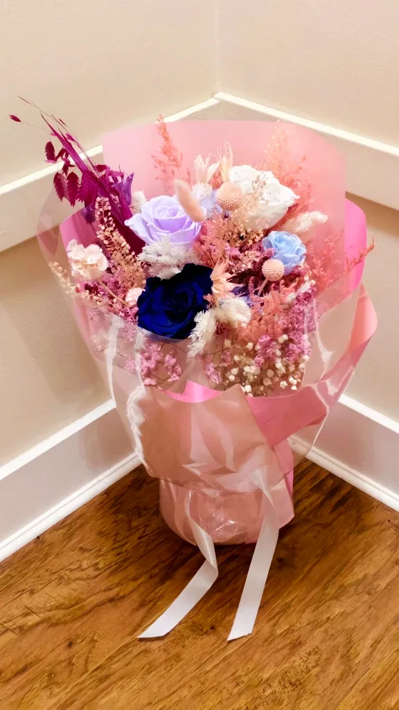 Elegant preserved Flowers/Roses Bouquet image indicator(4)