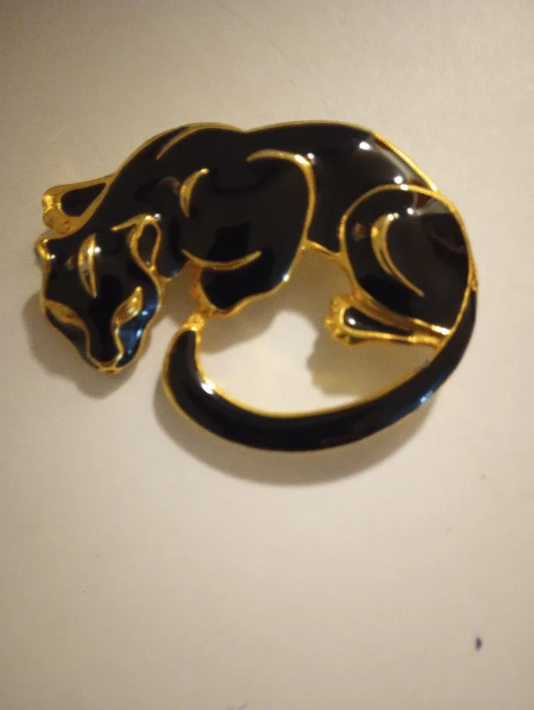 Earrings and Brooches image indicator(2)