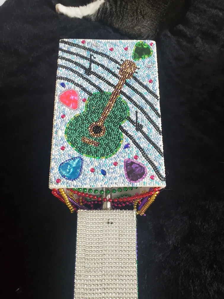 Handmade Beaded Music-Themed Lamp image indicator(3)