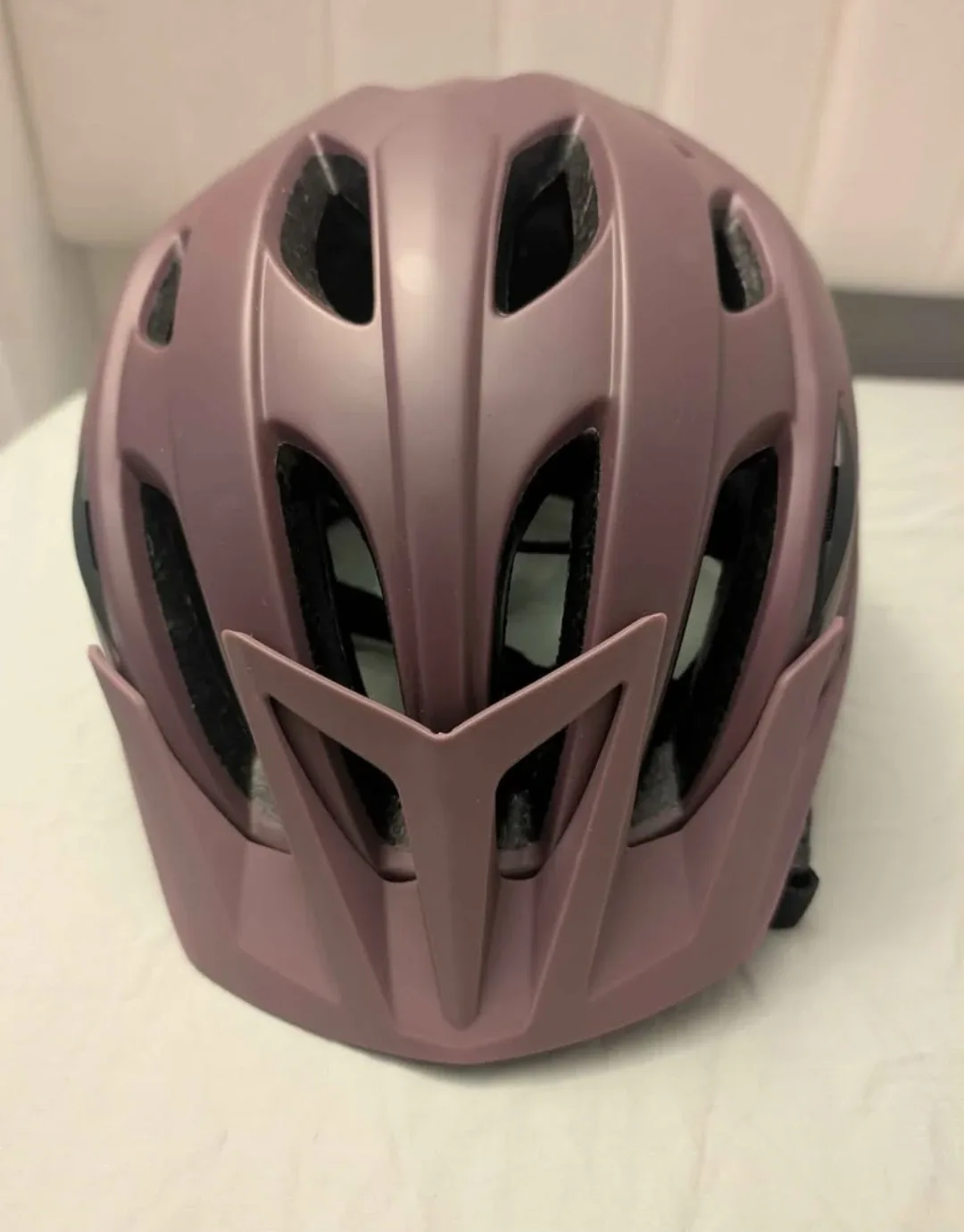 Diamondback Bike Helmet - Worn Once - Perfect Christmas Gift! 🎁 image indicator(2)