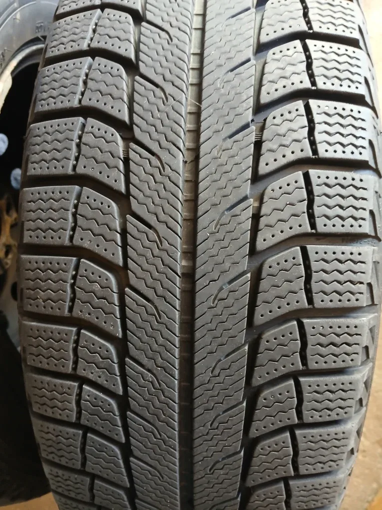 Set of 4 Michelin Winter Tire 225/60R16 with Rims image indicator(2)