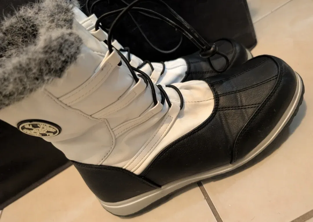 Totes Winter Boots Size 7.5 - GREAT condition.