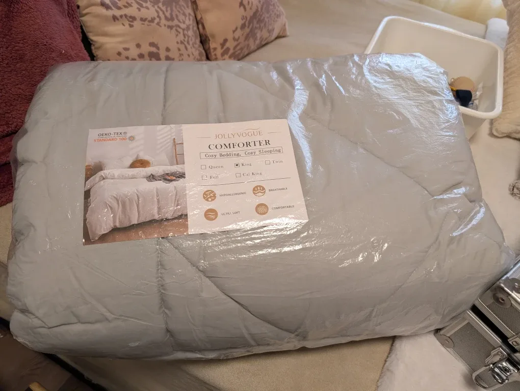 New in pkg. Jolly Vogue Comforter, King Size