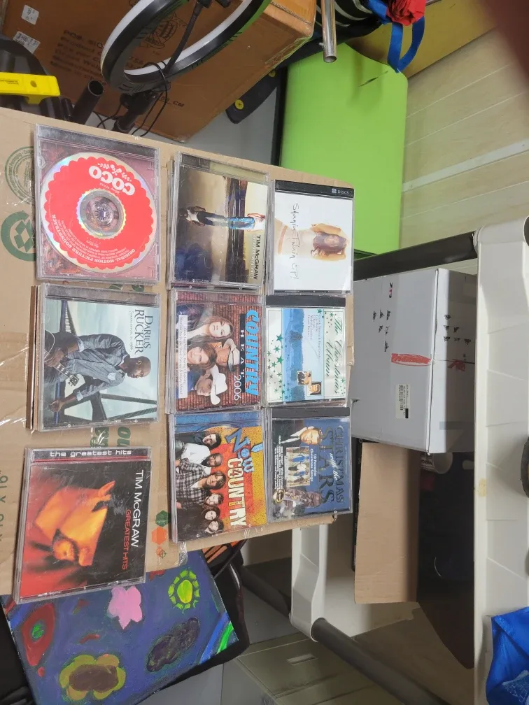 Mixed Lot of Country Music CDs image indicator(2)
