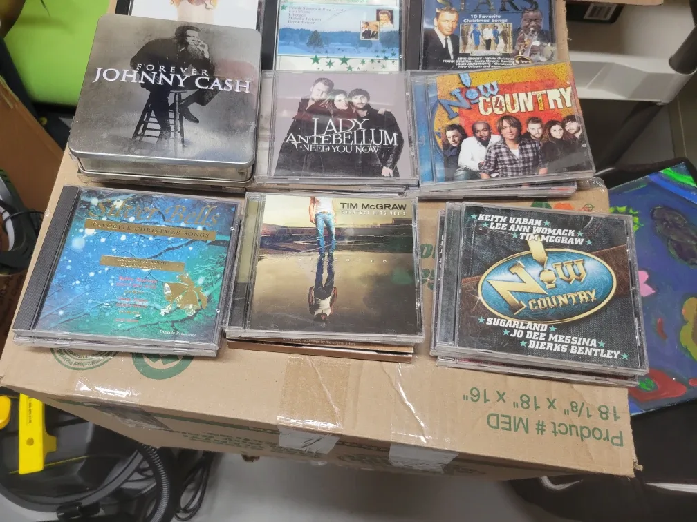 Mixed Lot of Country Music CDs image indicator(3)
