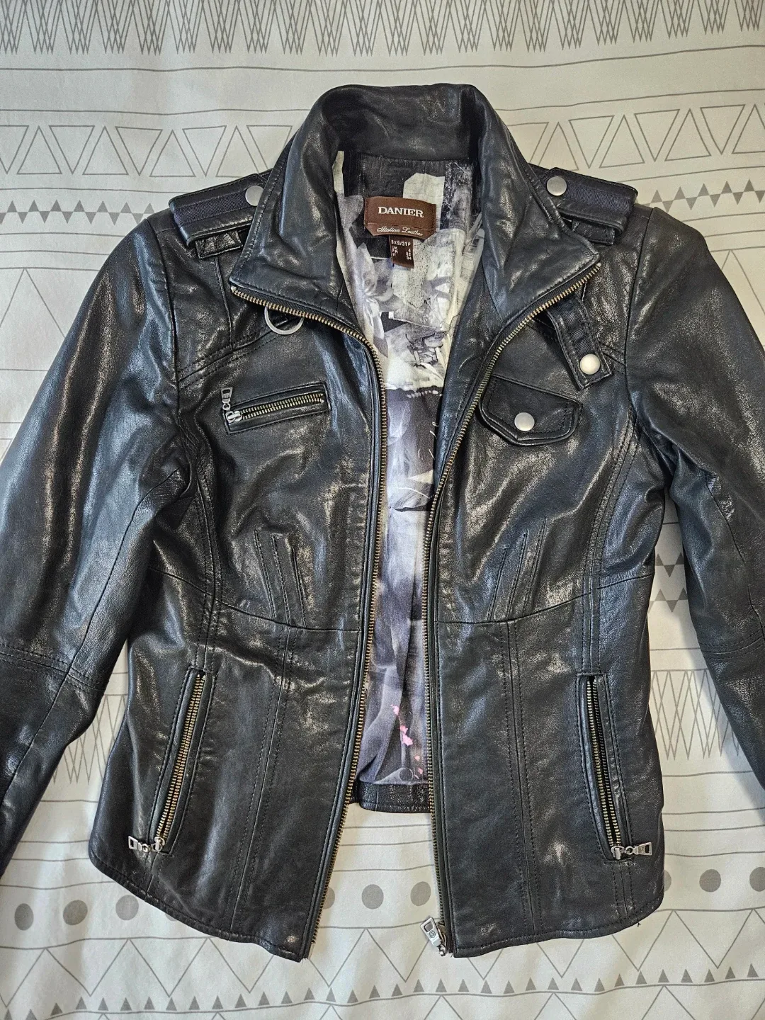 Danier Genuine Italian Leather Jacket - Size 4 image indicator(3)