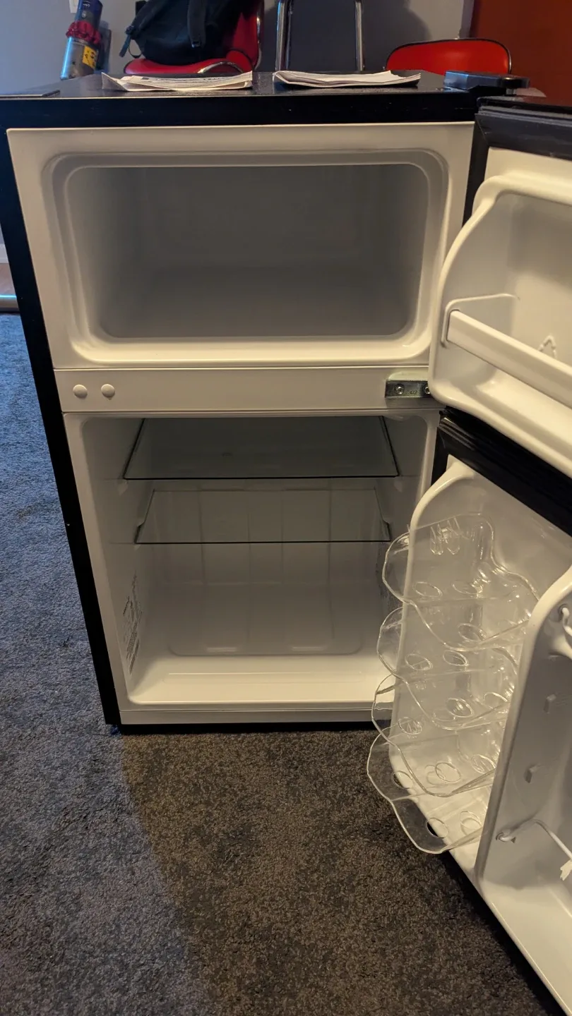 Hisense Compact Double Door Refrigerator RT32D6WSE image indicator(2)