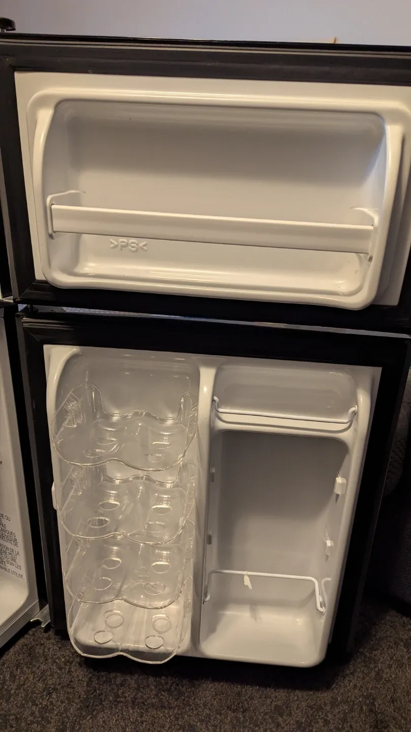 Hisense Compact Double Door Refrigerator RT32D6WSE image indicator(3)