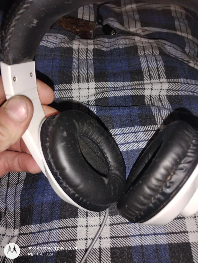 White Wired Headphones image indicator(2)