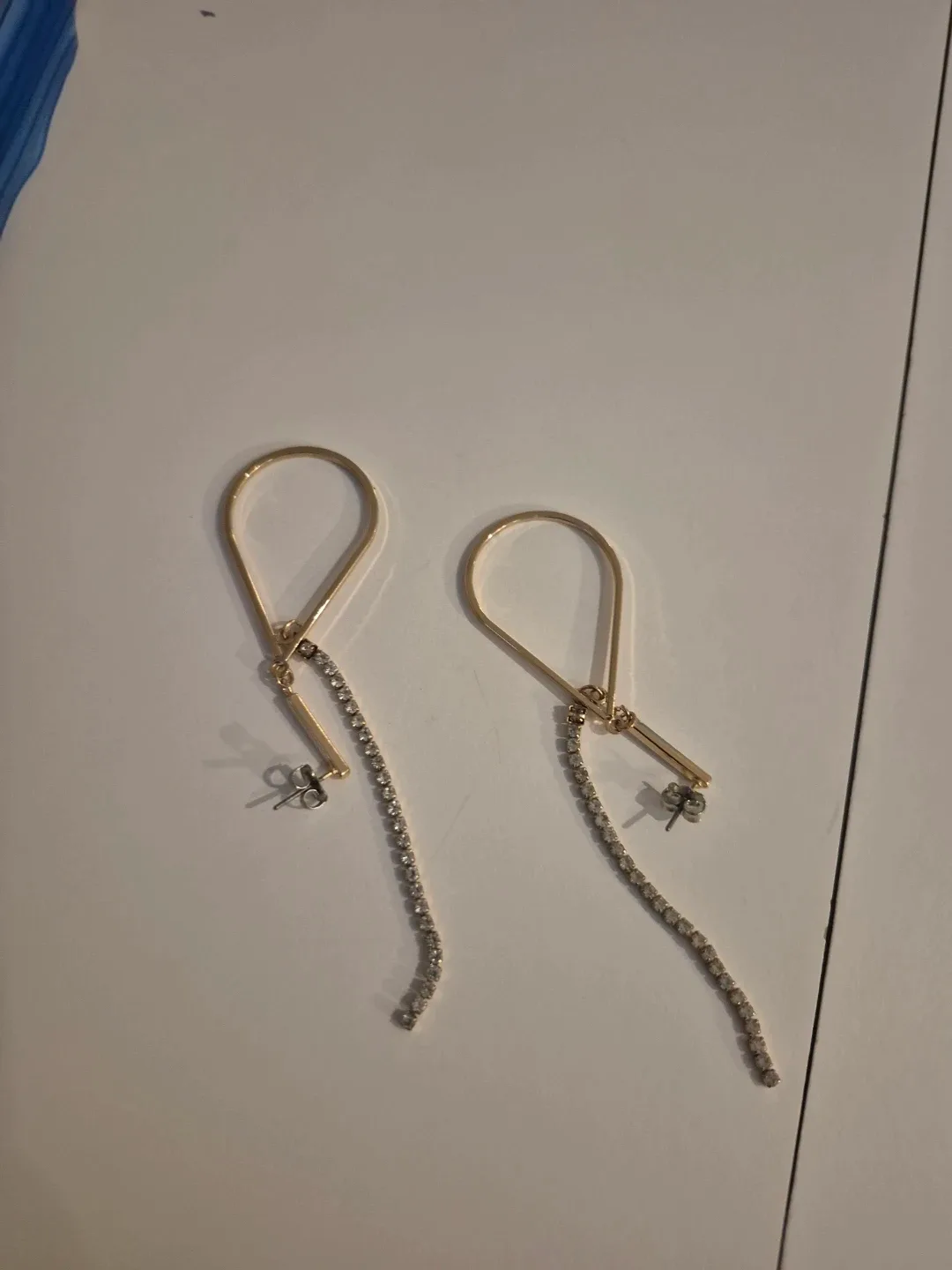 Gold Tone Dangle Earrings image indicator(2)