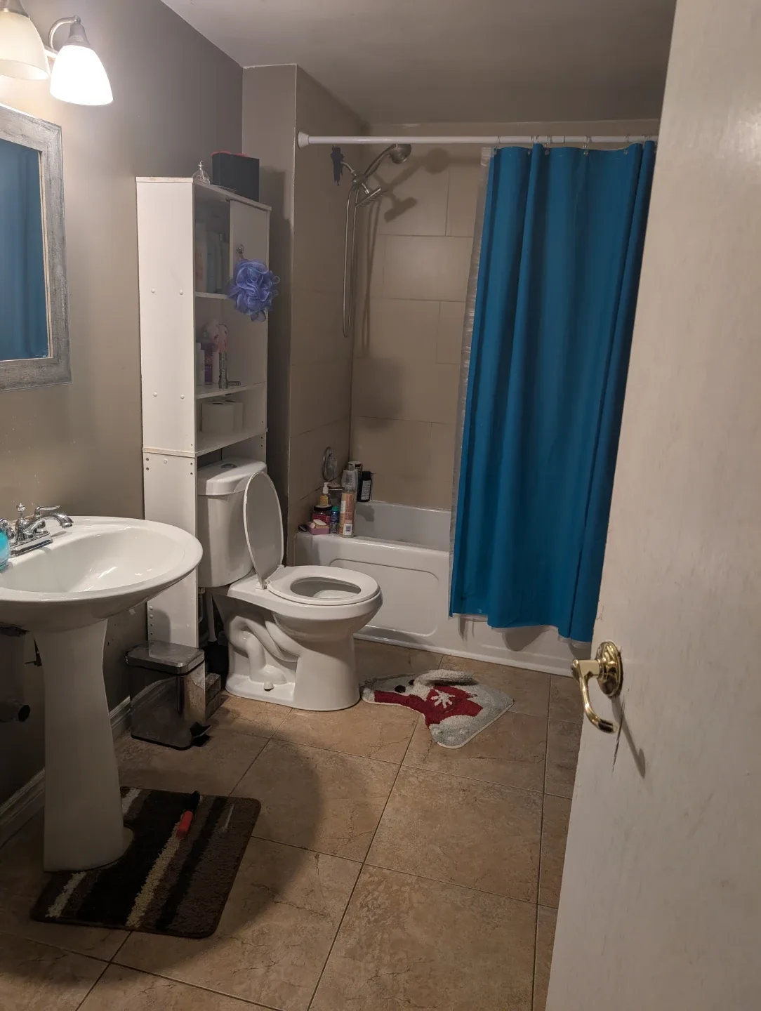 Beautiful & Spacious Private Room For Rent In Glen Abbey image indicator(4)