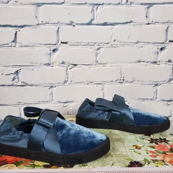 Mercedes Castillo Blue Velvet Slip-On Sneakers Size 6.5 image indicator(6)