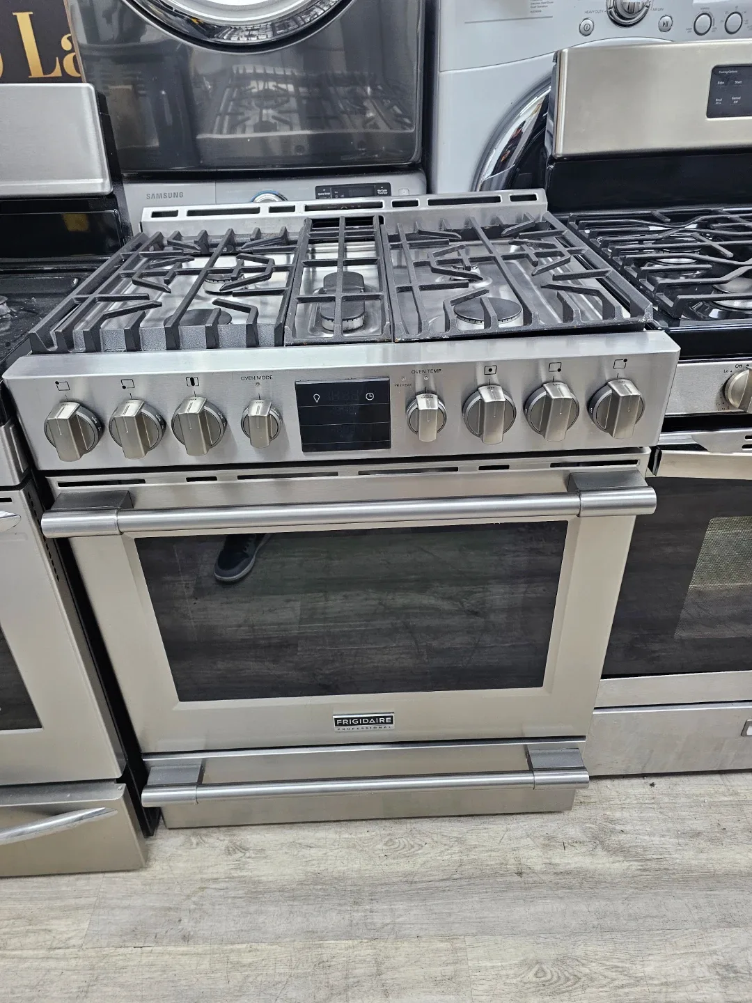 Frigidaire Professional 30in Stainless steel gas stove thumbnail